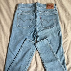 Levi’s 711 skinny denim jeans size 25 light wash color